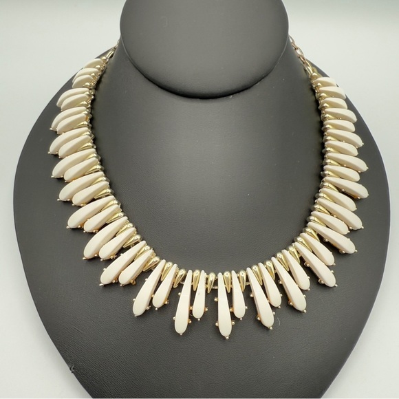 Signed Coro Mid Century White and Gold Collar Necklace with Dramatic Spikes - Picture 3 of 17